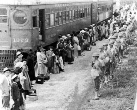 Japonezi imbarcati in vagoane - Lagare de concentrare